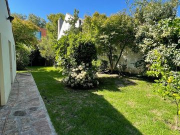 Importante chalet sobre lote de 1380 mts.