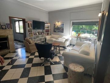 Importante chalet sobre lote de 1380 mts.