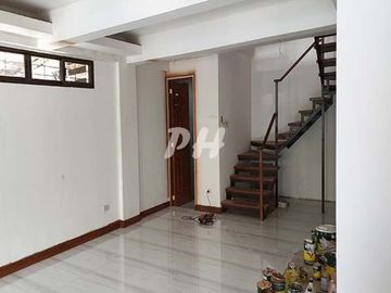 Classic House and Lot For Sale in Varsity Subdivision PH2000