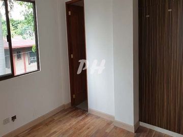 Classic House and Lot For Sale in Varsity Subdivision PH2000