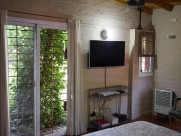 HERMOSA CASA CENTRICA EN MERLO SOBRE LOTE DE 10 X 48 CON DETALLES DE CATEGORIA