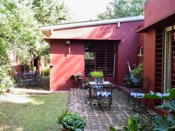 HERMOSA CASA CENTRICA EN MERLO SOBRE LOTE DE 10 X 48 CON DETALLES DE CATEGORIA