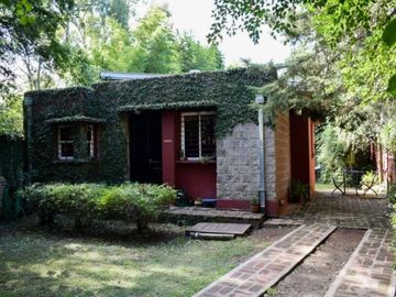 HERMOSA CASA CENTRICA EN MERLO SOBRE LOTE DE 10 X 48 CON DETALLES DE CATEGORIA