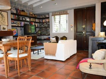 HERMOSA CASA CENTRICA EN MERLO SOBRE LOTE DE 10 X 48 CON DETALLES DE CATEGORIA