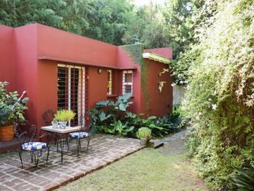 HERMOSA CASA CENTRICA EN MERLO SOBRE LOTE DE 10 X 48 CON DETALLES DE CATEGORIA