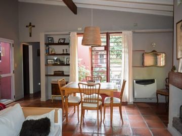 HERMOSA CASA CENTRICA EN MERLO SOBRE LOTE DE 10 X 48 CON DETALLES DE CATEGORIA