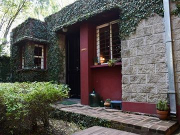HERMOSA CASA CENTRICA EN MERLO SOBRE LOTE DE 10 X 48 CON DETALLES DE CATEGORIA