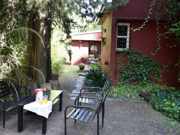 HERMOSA CASA CENTRICA EN MERLO SOBRE LOTE DE 10 X 48 CON DETALLES DE CATEGORIA