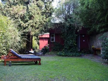 HERMOSA CASA CENTRICA EN MERLO SOBRE LOTE DE 10 X 48 CON DETALLES DE CATEGORIA