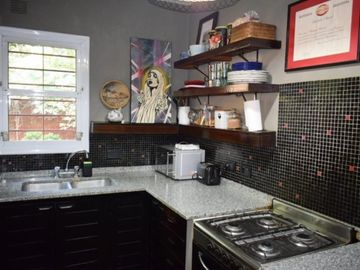 HERMOSA CASA CENTRICA EN MERLO SOBRE LOTE DE 10 X 48 CON DETALLES DE CATEGORIA