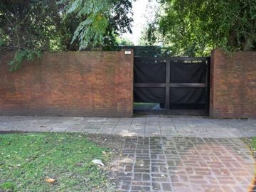 HERMOSA CASA CENTRICA EN MERLO SOBRE LOTE DE 10 X 48 CON DETALLES DE CATEGORIA