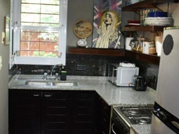 HERMOSA CASA CENTRICA EN MERLO SOBRE LOTE DE 10 X 48 CON DETALLES DE CATEGORIA