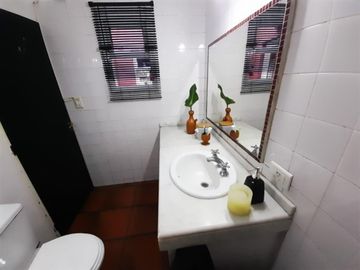 HERMOSA CASA CENTRICA EN MERLO SOBRE LOTE DE 10 X 48 CON DETALLES DE CATEGORIA