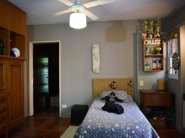 HERMOSA CASA CENTRICA EN MERLO SOBRE LOTE DE 10 X 48 CON DETALLES DE CATEGORIA
