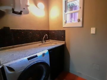 HERMOSA CASA CENTRICA EN MERLO SOBRE LOTE DE 10 X 48 CON DETALLES DE CATEGORIA