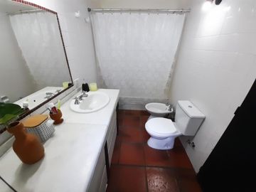 HERMOSA CASA CENTRICA EN MERLO SOBRE LOTE DE 10 X 48 CON DETALLES DE CATEGORIA