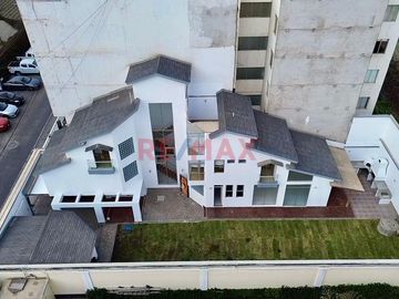 🌟 ¡LUJOSA CASA CON ESTILO AMERICANO EN EL GOLF! 🌟

¿Estás buscando la casa perfecta en con la seguridad que necesitas ? Tenemos un inmueble excepcio
