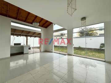 🌟 ¡LUJOSA CASA CON ESTILO AMERICANO EN EL GOLF! 🌟

¿Estás buscando la casa perfecta en con la seguridad que necesitas ? Tenemos un inmueble excepcio