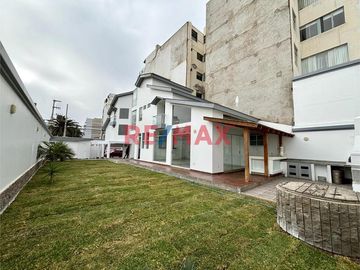 🌟 ¡LUJOSA CASA CON ESTILO AMERICANO EN EL GOLF! 🌟

¿Estás buscando la casa perfecta en con la seguridad que necesitas ? Tenemos un inmueble excepcio