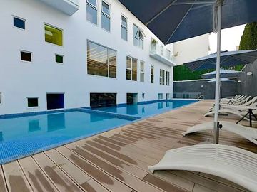 Condominio con spa, cine al aire libre, skybar, alberca, pista de jogging, gimn
