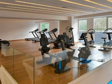 Condominio con spa, cine al aire libre, skybar, alberca, pista de jogging, gimn
