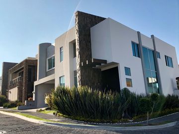 SE VENDE HERMOSA CASA