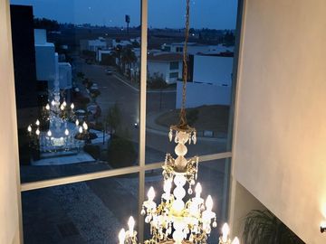SE VENDE HERMOSA CASA
