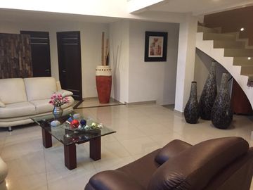 SE VENDE HERMOSA CASA