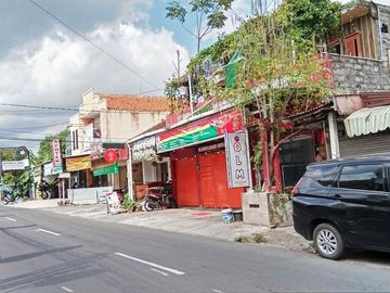 Ruko dikawasan komersil di utara Ambarukmo Plaza