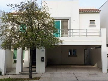 CASA EN VENTA EN ZONA CUMBRES