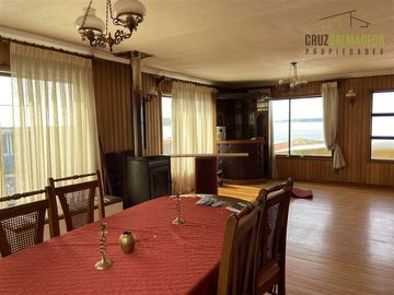 Local Comercial en Venta en Amplia Casa (4 niveles) con loc. comerciales en centro de Calbuco