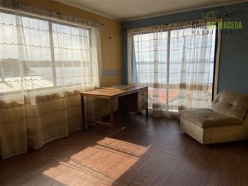 Local Comercial en Venta en Amplia Casa (4 niveles) con loc. comerciales en centro de Calbuco