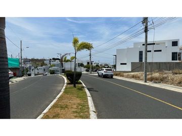 TERRENO EN URBANIZACIÓN ALTOS DE MANTA BEACH, SUR DE MANTA