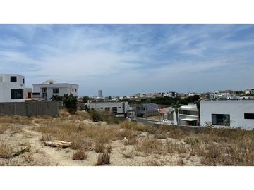 TERRENO EN URBANIZACIÓN ALTOS DE MANTA BEACH, SUR DE MANTA