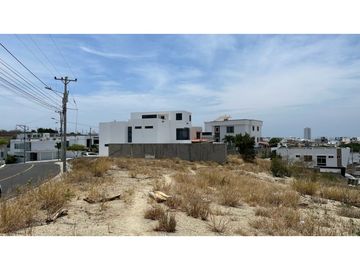 TERRENO EN URBANIZACIÓN ALTOS DE MANTA BEACH, SUR DE MANTA