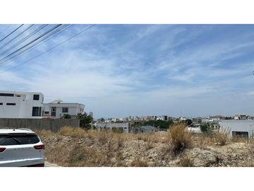 TERRENO EN URBANIZACIÓN ALTOS DE MANTA BEACH, SUR DE MANTA