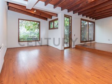 Casa a pasos los Dominicos, 5 dormitorios 4 Baños