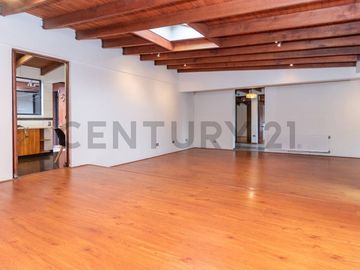 Casa a pasos los Dominicos, 5 dormitorios 4 Baños