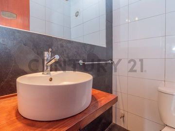 Casa a pasos los Dominicos, 5 dormitorios 4 Baños