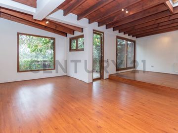 Casa a pasos los Dominicos, 5 dormitorios 4 Baños