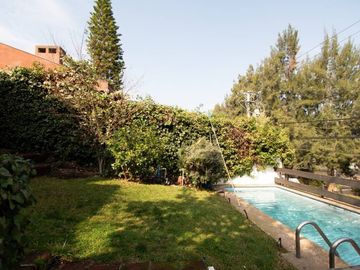 Casa a pasos los Dominicos, 5 dormitorios 4 Baños