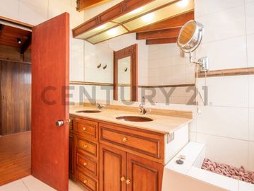 Casa a pasos los Dominicos, 5 dormitorios 4 Baños