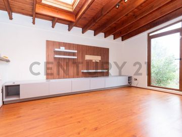 Casa a pasos los Dominicos, 5 dormitorios 4 Baños