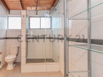 Casa a pasos los Dominicos, 5 dormitorios 4 Baños