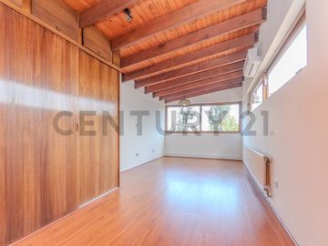 Casa a pasos los Dominicos, 5 dormitorios 4 Baños