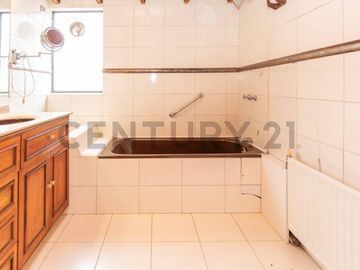 Casa a pasos los Dominicos, 5 dormitorios 4 Baños