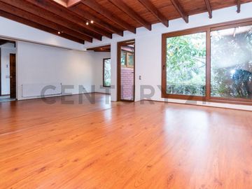 Casa a pasos los Dominicos, 5 dormitorios 4 Baños