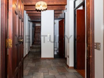 Casa a pasos los Dominicos, 5 dormitorios 4 Baños