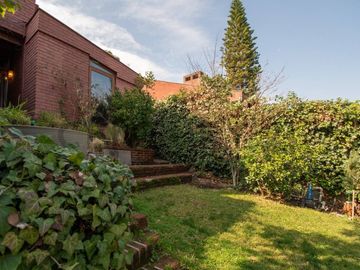 Casa a pasos los Dominicos, 5 dormitorios 4 Baños