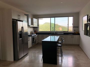 En Venta Casa en Cañadas del Lago, 3 Niveles, Roof Garden, Cto Servicio, Jardín